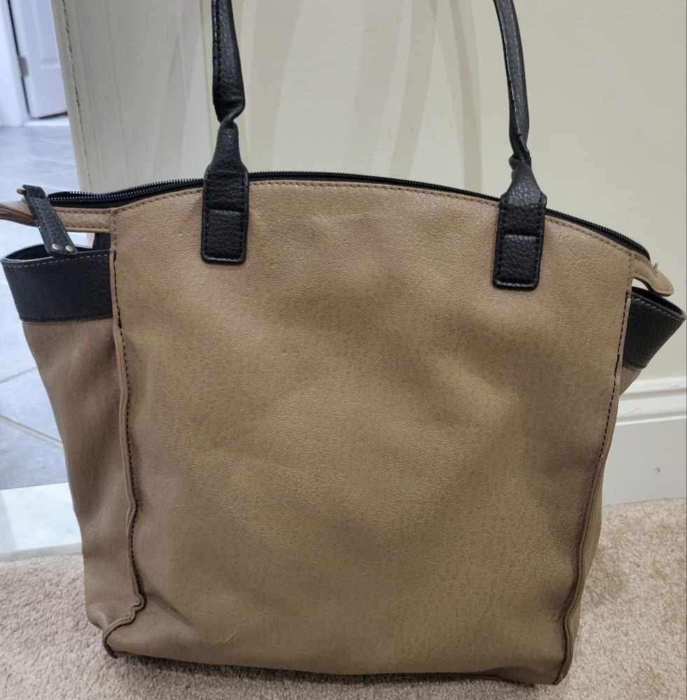 Kenneth Cole Reaction Leather Hangbag - Picture 2 of 5